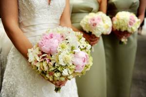 bouquet sposa e damigelle per cerimonia primaverile