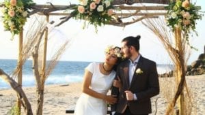 matrimonio coppia mista italiano e straniero sulla spiaggia