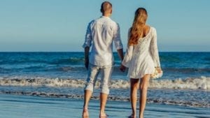matrimonio a piedi nudi sulla spiaggia