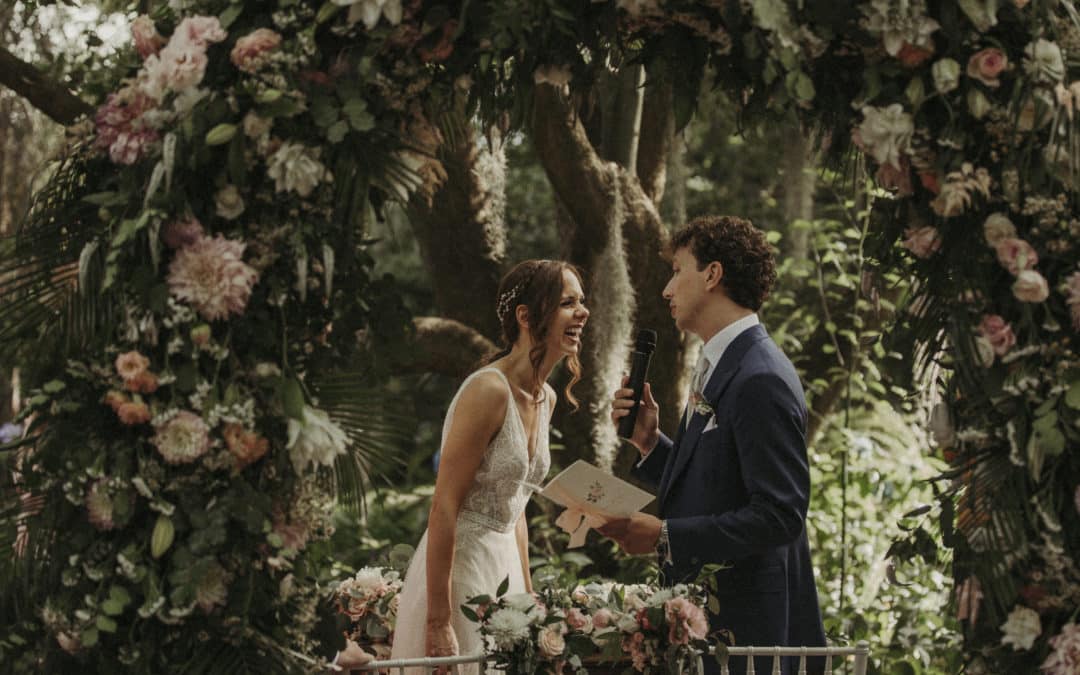 Una romantica cerimonia simbolica tra gli alberi a Caserta