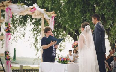 Far celebrare il matrimonio da un amico: pro e contro